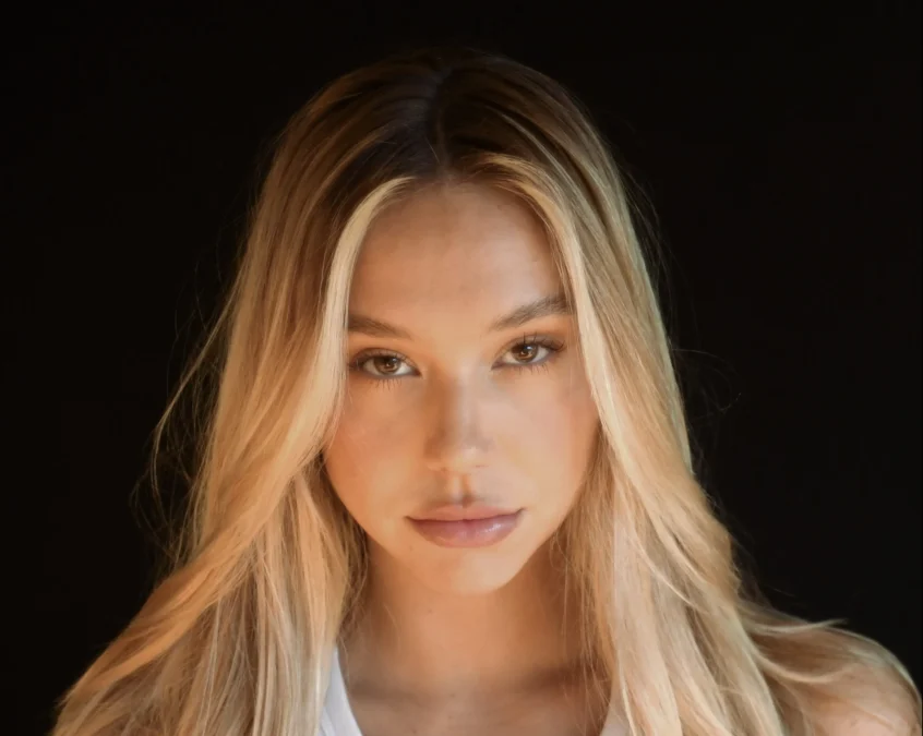 Alexis Ren